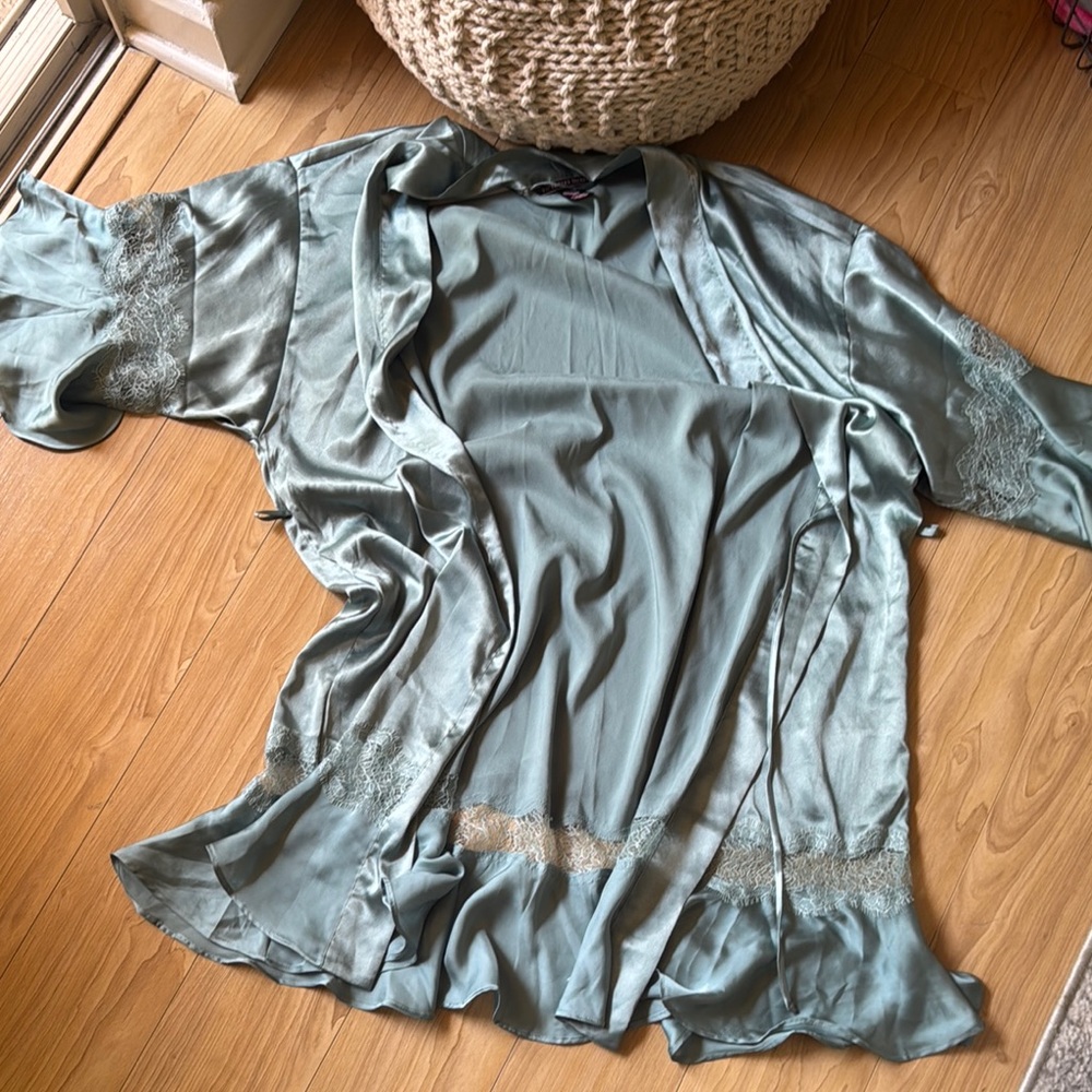 VS ROBE - Picture 1 of 3